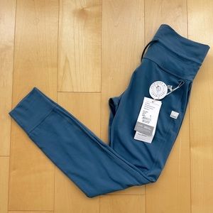 Vuori Daily Legging in Pool Blue